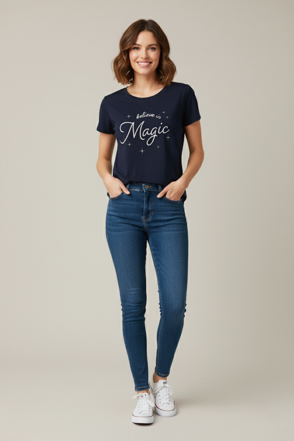 تيشيرت نسائي كحلي مطبوع بعبارة "Believe in Magic"
