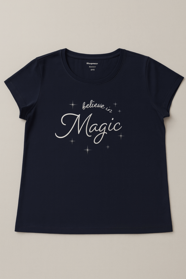 ⁦تيشيرت نسائي كحلي مطبوع بعبارة "Believe in Magic"⁩ - الصورة ⁦3⁩